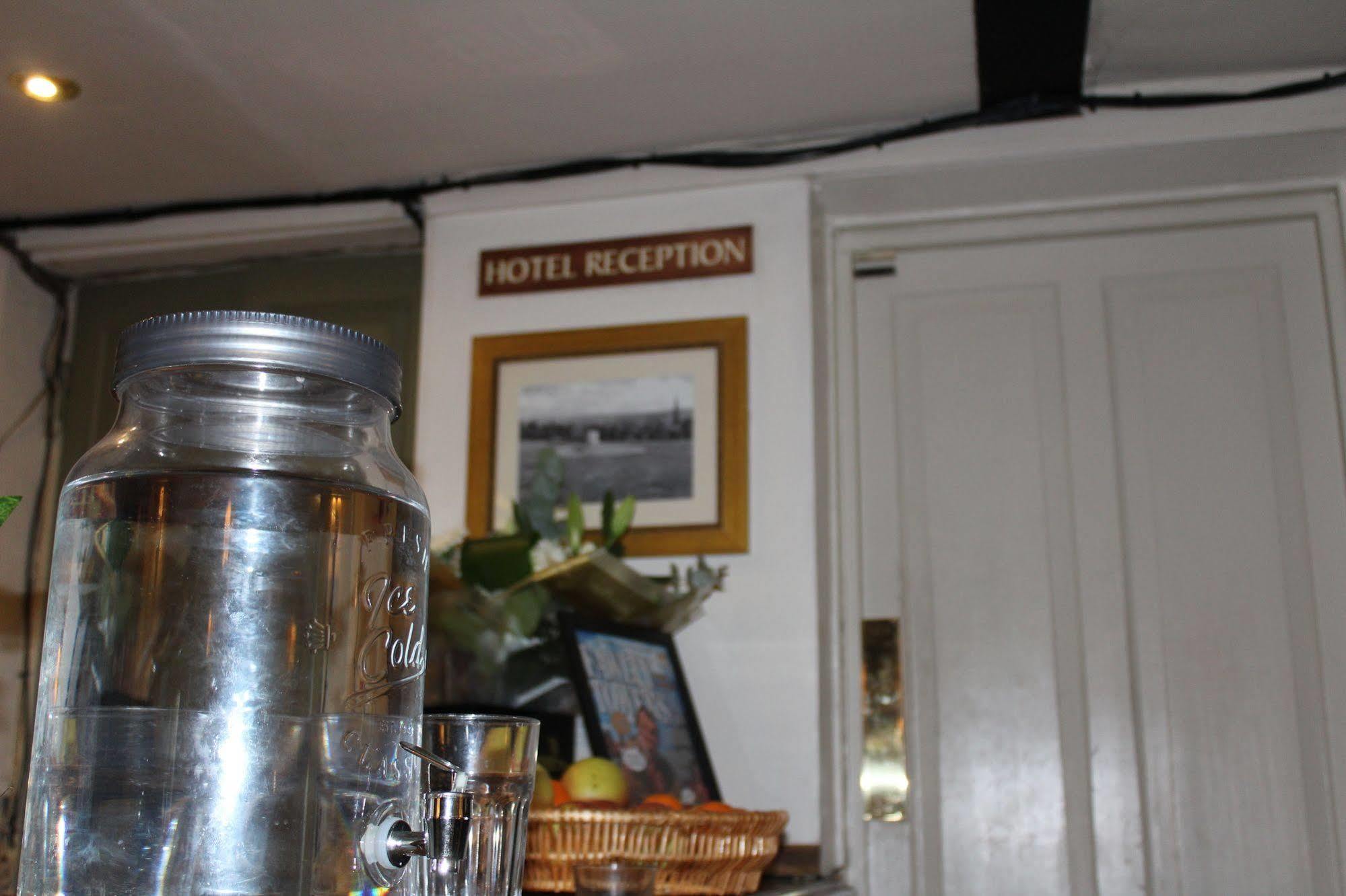 Whyte Harte Hotel Redhill  Extérieur photo